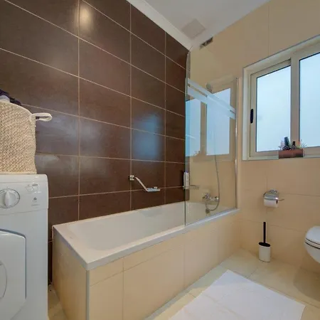 Serene 3 Bedroom With Communal Pool In *