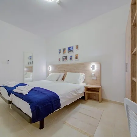 Апартаменты Serene 3 Bedroom With Communal Pool In