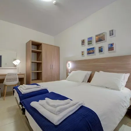 Serene 3 Bedroom With Communal Pool In