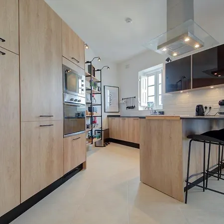 Serene 3 Bedroom With Communal Pool In Апартаменты