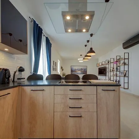 Serene 3 Bedroom With Communal Pool In Апартаменты *