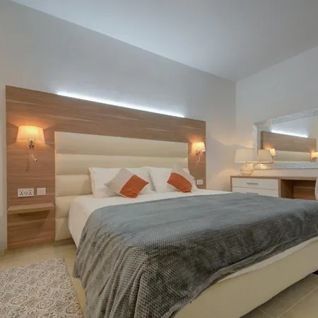 Апартаменты Serene 3 Bedroom With Communal Pool In Калкара