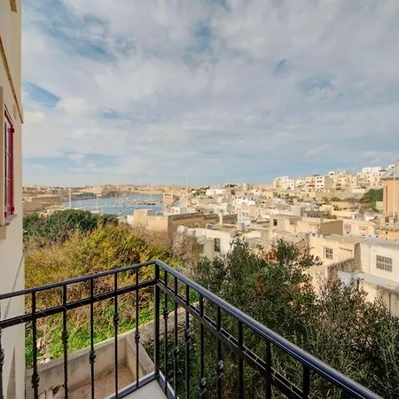 Serene 3 Bedroom With Communal Pool In *
