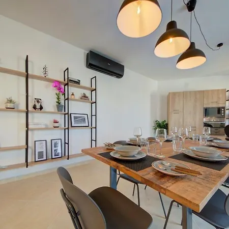 Serene 3 Bedroom With Communal Pool In Апартаменты *