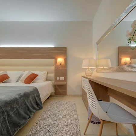 Serene 3 Bedroom With Communal Pool In Апартаменты *